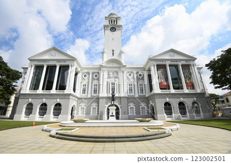 Building view of the oldest Victoria Theatre and Concert Hall in Empress Place, Singapore, with a complex of two buildings and a clock tower. 123002501
