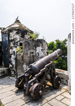 Replica cannon and defense wall of Mount Fortress, Fortaleza do Monte is located in Santo Antonio in Macau. The fort is one of the UNESCO World Heritage. Replica cannon and defense wall of Mount Fortress, Fortaleza do Monte is located in Santo Antonio in Macau. The fort is one of the UNESCO World Heritage. 123002527