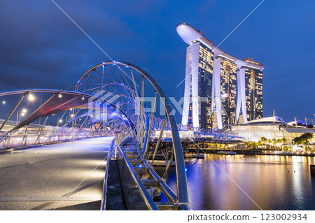 Building view of The Helix Bridge and the Marina Bay Sands Resort, Singapore, it's a pedestrian bridge linking the Marina Centre with Marina South. 123002934