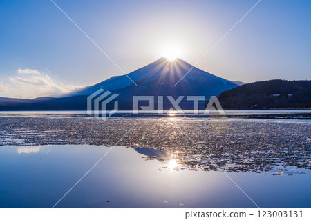 [Yamanashi Prefecture] Diamond Fuji on the shores of Lake Yamanaka in the dead of winter 123003131