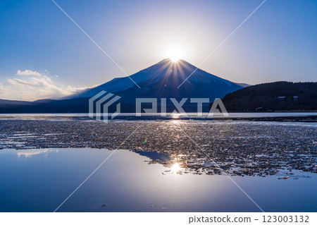 [Yamanashi Prefecture] Diamond Fuji on the shores of Lake Yamanaka in the dead of winter 123003132