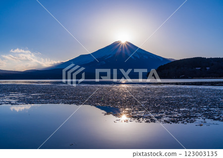 [Yamanashi Prefecture] Diamond Fuji on the shores of Lake Yamanaka in the dead of winter 123003135
