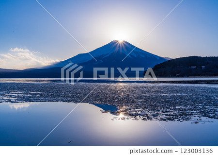 [Yamanashi Prefecture] Diamond Fuji on the shores of Lake Yamanaka in the dead of winter 123003136
