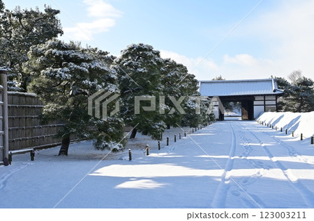 Snow scene at Momoyamamon Gate of Nijo Castle (former Imperial Palace Nijo Castle) Snow scene at Momoyamamon Gate of Nijo Castle (former Imperial Palace Nijo Castle) 123003211