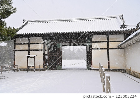 Snow scene at Momoyamamon Gate of Nijo Castle (former Imperial Palace Nijo Castle) 123003224