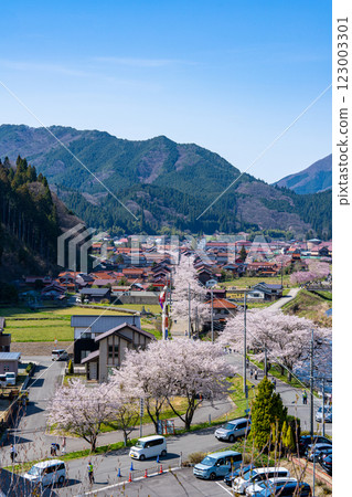 Aerial view of Shinjo-shuku in spring 21 Shinjo Village, Maniwa District, Okayama Prefecture 123003301