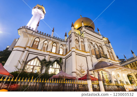 Building view of the Sultan Mosque within the Kampong Glam precinct of the Rochor district in Singapore. Built in 1824 by Sultan Hussein Shah, the first Sultan of Singapore. 123003532