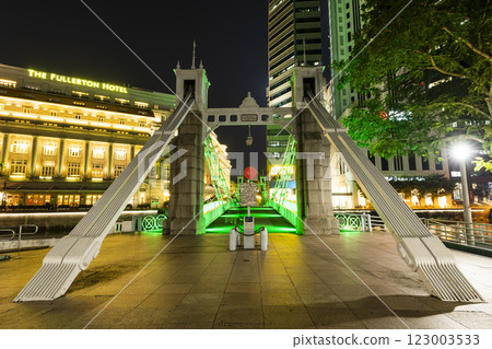 Building view of the Cavenagh Bridge across the lower Singapore River, is the only suspension bridge in Singapore. 123003533