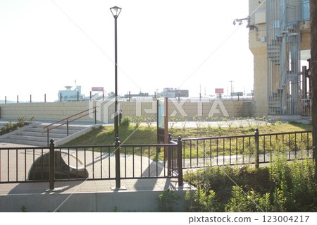 透過柵欄看到的海 123004217