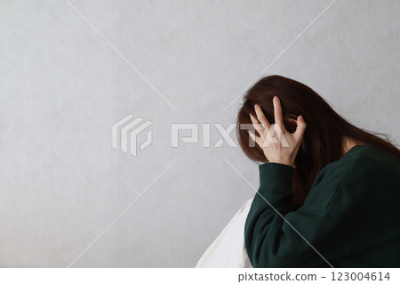 一個女人抱著一個頭 123004614