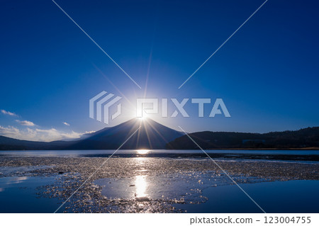 [山梨縣] 隆冬時節的山中湖鑽石富士 123004755