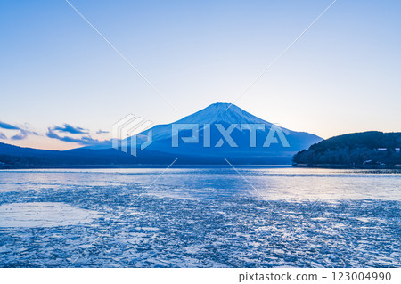 [Yamanashi Prefecture] Mt. Fuji seen over frozen Lake Yamanaka 123004990