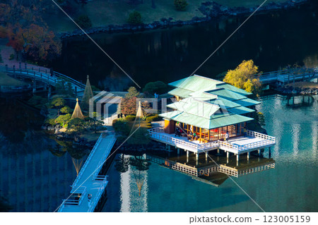 從 Waters Takeshiba 眺望濱離宮恩賜庭園，萬豪豪華酒店 Mesm Tokyo 就坐落於此 123005159