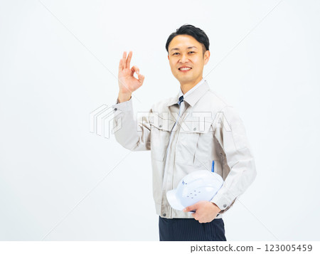 中年男性工程師展示一個圓圈 123005459