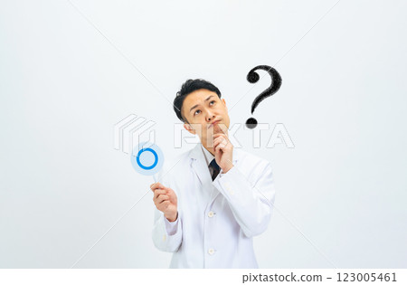 一位身穿白大褂的中年男性醫師/研究員拿著一個圓圈,憂心忡忡 一位身穿白大褂的中年男性醫師/研究員拿著一個圓圈,憂心忡忡 123005461