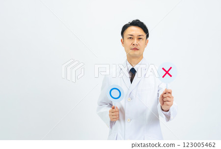 身穿白大褂的中年男性醫生/研究員，身上有一個十字標記 123005462