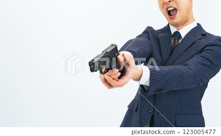 一名穿著西裝的中年男子拿著槍大喊 123005477