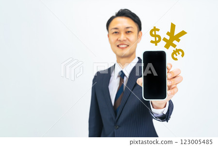 展示智慧型手機和金錢概念的男性商人 展示智慧型手機和金錢概念的男性商人 123005485