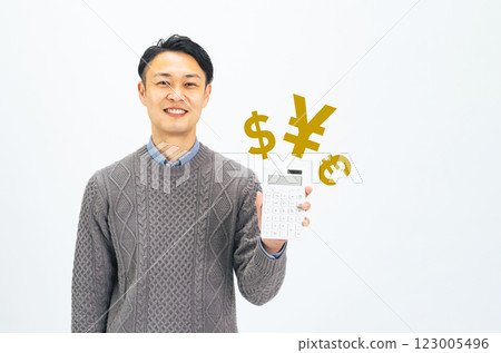 中年男子計算金錢 中年男子計算金錢 123005496