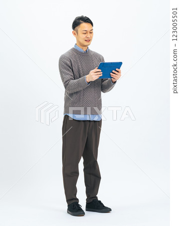 微笑的中年男子正在使用平板電腦 微笑的中年男子正在使用平板電腦 123005501