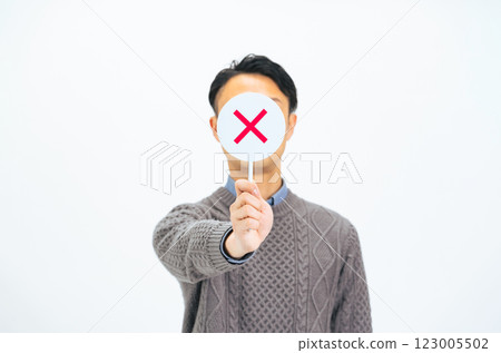 中年男子出現十字標記 中年男子出現十字標記 123005502