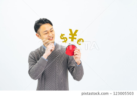 一個中年男子拿著錢包,想著錢 一個中年男子拿著錢包,想著錢 123005503