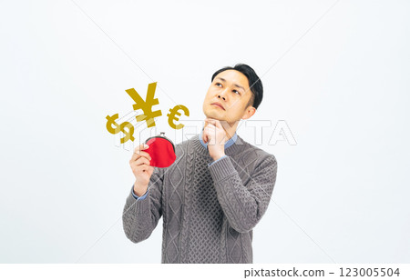 一個中年男子拿著錢包，想著錢 123005504