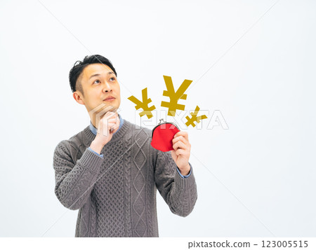 一個中年男子拿著錢包,想著錢 一個中年男子拿著錢包,想著錢 123005515