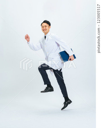 身穿白大褂的中年男性醫生/研究員跳躍的全身照片 身穿白大褂的中年男性醫生/研究員跳躍的全身照片 123005517