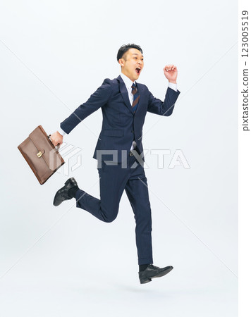 一名中年男性商務人士跳躍的全身照片 123005519