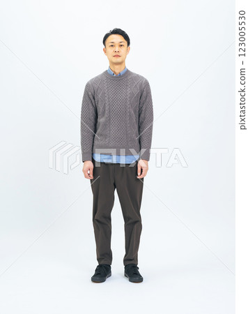 一位穿著休閒服的中年男子全身照片 一位穿著休閒服的中年男子全身照片 123005530