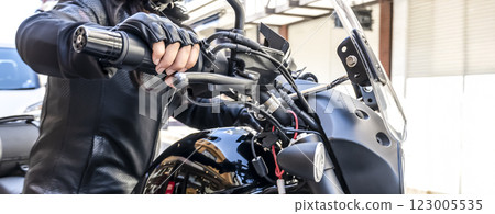 騎著巡洋艦自行車遊覽橫濱的女騎士的手部圖像 騎著巡洋艦自行車遊覽橫濱的女騎士的手部圖像 123005535