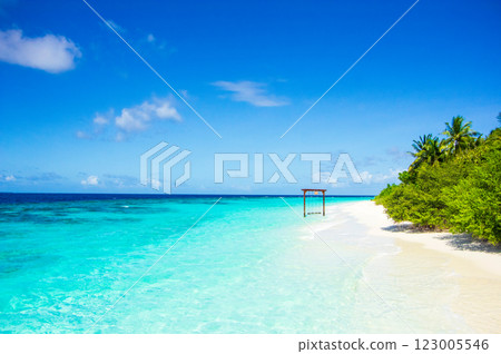 擁有美麗蔚藍大海和天空的海灘度假村 擁有美麗蔚藍大海和天空的海灘度假村 123005546