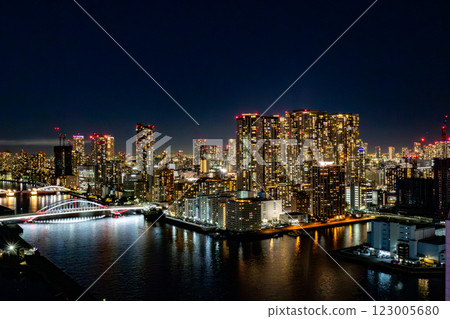 從萬豪豪華酒店 Mesm Tokyo 所在的 Waters Takeshiba 欣賞築地市場的夜景 123005680