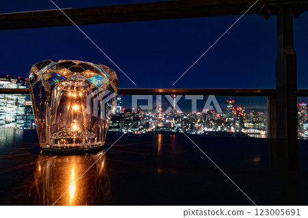 從萬豪豪華酒店 Mesm Tokyo 所在的 Waters Takeshiba 欣賞築地市場的夜景 從萬豪豪華酒店 Mesm Tokyo 所在的 Waters Takeshiba 欣賞築地市場的夜景 123005691