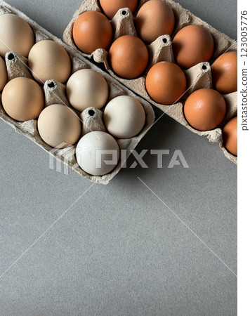 Brown and white chicken eggs in a paper trays top view Brown and white chicken eggs in a paper trays top view 123005776