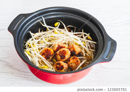 雞肉丸子和豆芽火鍋 123005781