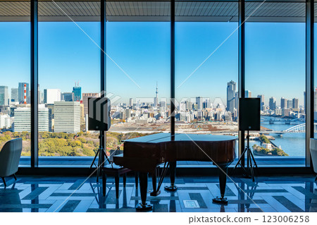 從豪華萬豪酒店 Mesm Tokyo 的大廳和接待處欣賞築地市場 從豪華萬豪酒店 Mesm Tokyo 的大廳和接待處欣賞築地市場 123006258