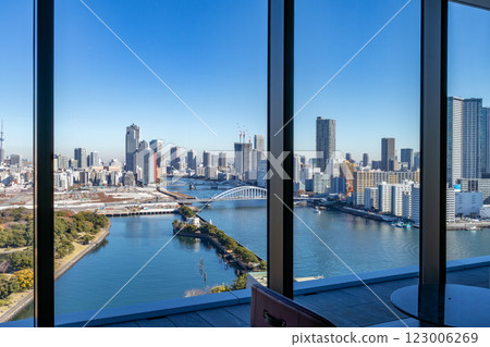 從豪華萬豪酒店 Mesm Tokyo 的大廳和接待處欣賞築地市場 從豪華萬豪酒店 Mesm Tokyo 的大廳和接待處欣賞築地市場 123006269