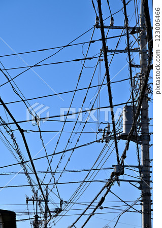 複雜交叉的電線和電線桿 複雜交叉的電線和電線桿 123006466