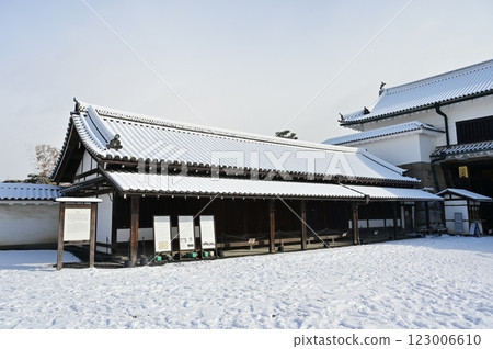 Guardhouse and snow-covered Nijo Castle (former detached palace Nijo Castle) 123006610