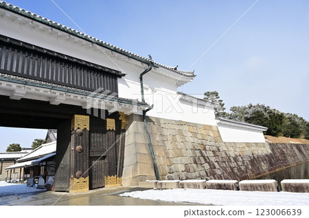 二條城(舊皇居二條城)東大手門和晴朗天氣下的雪景 二條城(舊皇居二條城)東大手門和晴朗天氣下的雪景 123006639