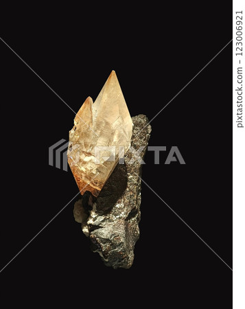 Close-Up View of Calcite Crystal Mineral Specimen on Dark Background 123006921