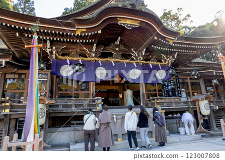 奈良縣櫻井市大神神社的拜殿(2024年11月拍攝) 奈良縣櫻井市大神神社的拜殿(2024年11月拍攝) 123007808