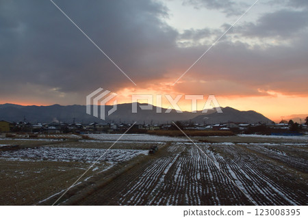 JR東日本新阪線長野站至聖高原站清晨景色(2022年12月) JR東日本新阪線長野站至聖高原站清晨景色(2022年12月) 123008395