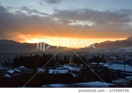 JR東日本新阪線長野站至聖高原站清晨景色(2022年12月) JR東日本新阪線長野站至聖高原站清晨景色(2022年12月) 123008398