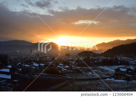 Early morning view of JR East's Shinonoi Line from Nagano Station to Hijiri Kogen Station (December 2022) Early morning view of JR East's Shinonoi Line from Nagano Station to Hijiri Kogen Station (December 2022) 123008404