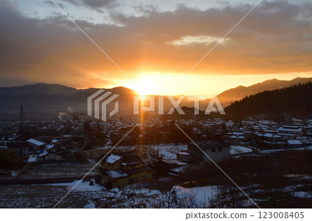 Early morning view of JR East's Shinonoi Line from Nagano Station to Hijiri Kogen Station (December 2022) Early morning view of JR East's Shinonoi Line from Nagano Station to Hijiri Kogen Station (December 2022) 123008405