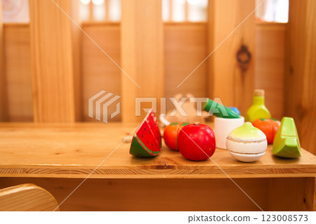 溫暖的木製玩具 123008573