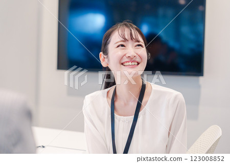 A young career woman working happily in the office 123008852